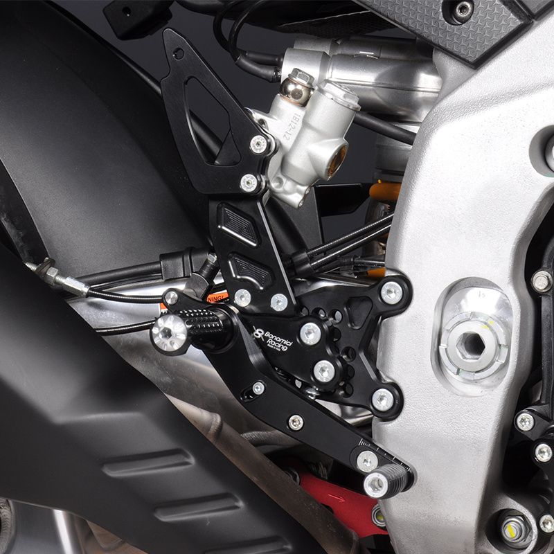 A005SR-Rearsets-Aprilia-RSV4-Factory
