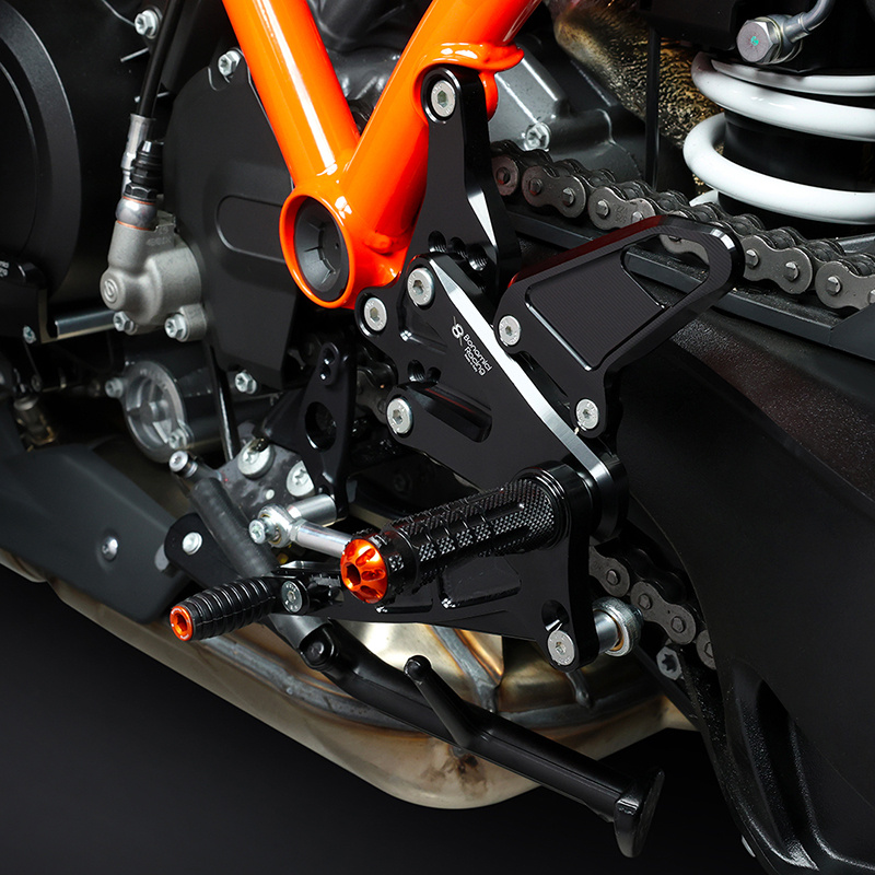 KT06-Rearsets-KTM-super-duke-1390