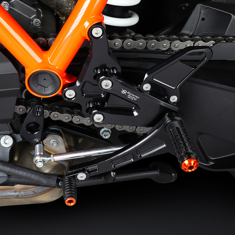KT06-Rearsets-KTM-super-duke-1390