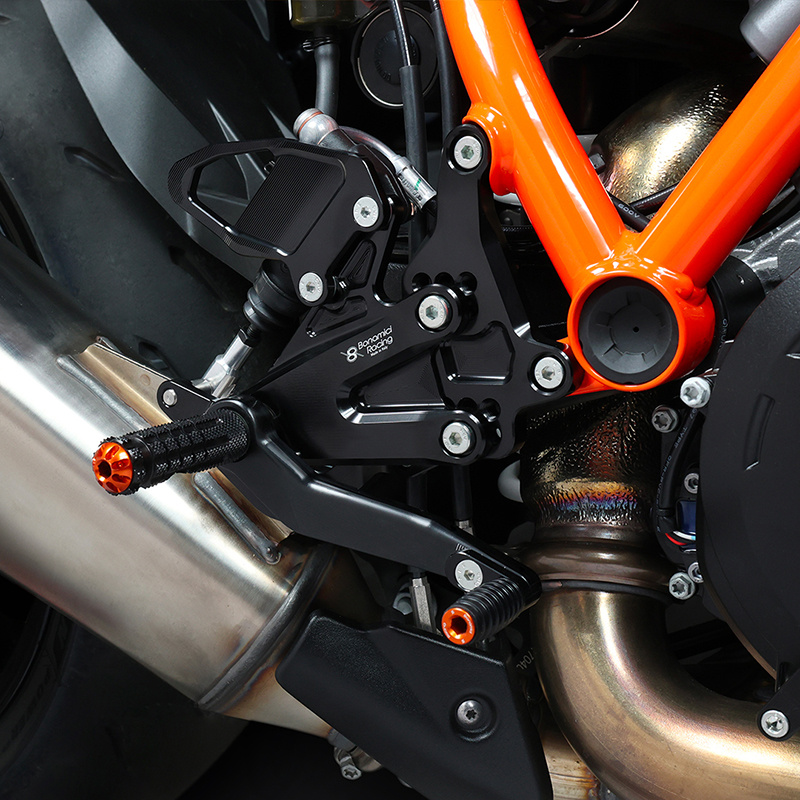 KT06-Rearsets-KTM-super-duke-1390