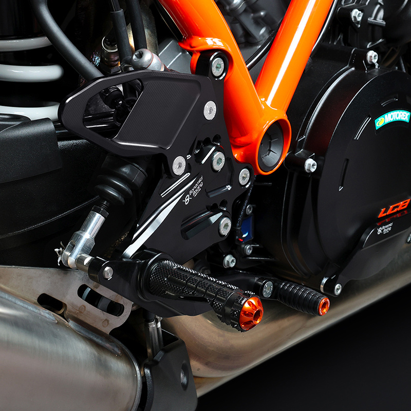 KT06-Rearsets-KTM-super-duke-1390